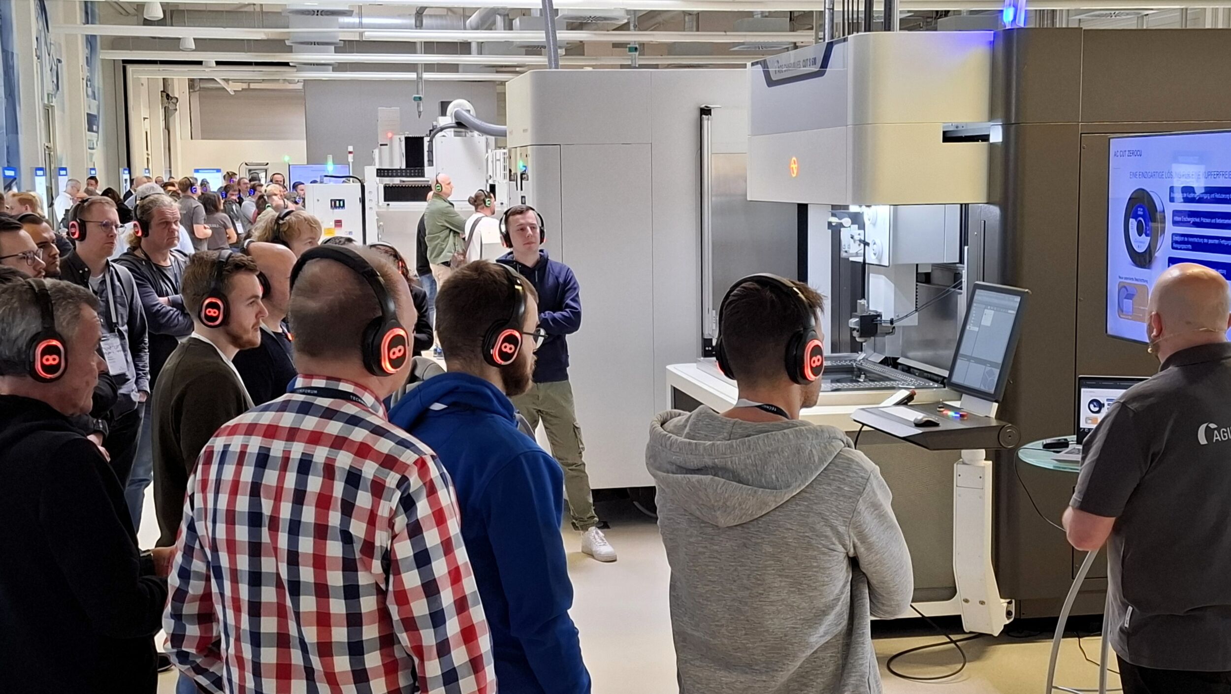 Das erfolgreiche Technikforum in Schorndorf von United Machining ('ausgebucht') fand bereits zum dritten Mal statt. Die Teilnehmer erhielten unter anderem direkt an den Maschinen - hier an der Cut S 600 von Agie Charmilles - detaillierte Informationen.