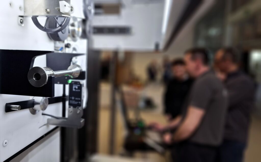 
In individuellen Gespr&auml;chen an den zug&auml;nglich gemachten Maschinen erhielten die Teilnehmer noch detailliertere Einblicke in die Prozesse. 