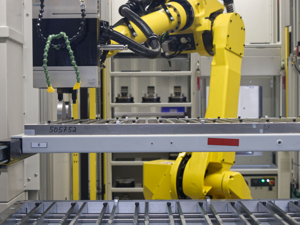 In der Anlage bei Armbruster positioniert der Roboter rundges&auml;gte Rohlinge f&uuml;r die Bearbeitung.