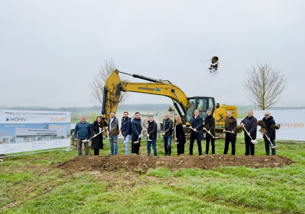 Symbolische Feier des Baubeginns u.a. mit Geschäftsleitung, Projektleitung, General- und Bauunternehmen, Planungs- und Architekturbüro, Landrat und Bürgermeister