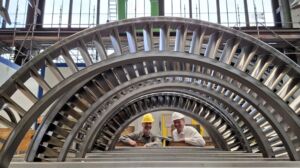 Männer mit Durchblick: Markus Zapke, Siemens Energy (links), mit Projektpartner Matthias Barth von Röhm.