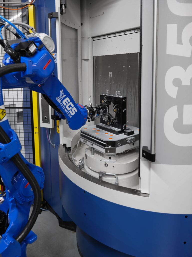 Mit vier neuen Vorrichtungen, die in wenigen Minuten in die Maschine eingewechselt werden und dank Nullpunktspanntechnik sofort positioniert sind, kann das Bearbeitungszentrum das Werkstück nach Messung der Lage für jede notwendige Bearbeitung toleranzgen