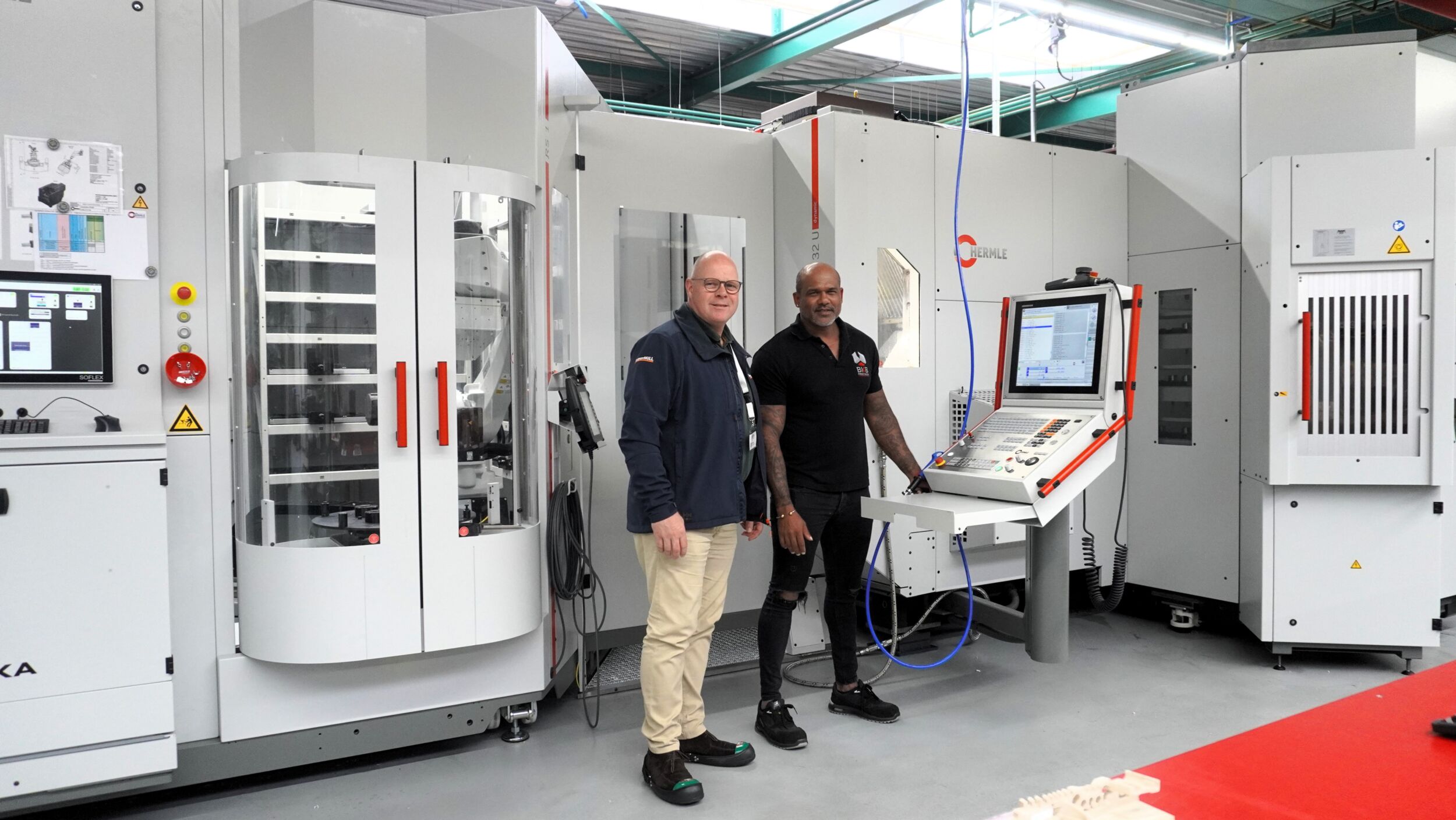 Hypermill wird für alle 5-Achs-Bearbeitungszentren von BKB Precision genutzt. Laut Stefan van Aalst, Geschäftsführer bei Open Mind Benelux (links), und Redes Hira ist das CAD/CAM-System unerlässlich für moderne Produktionsprozesse.