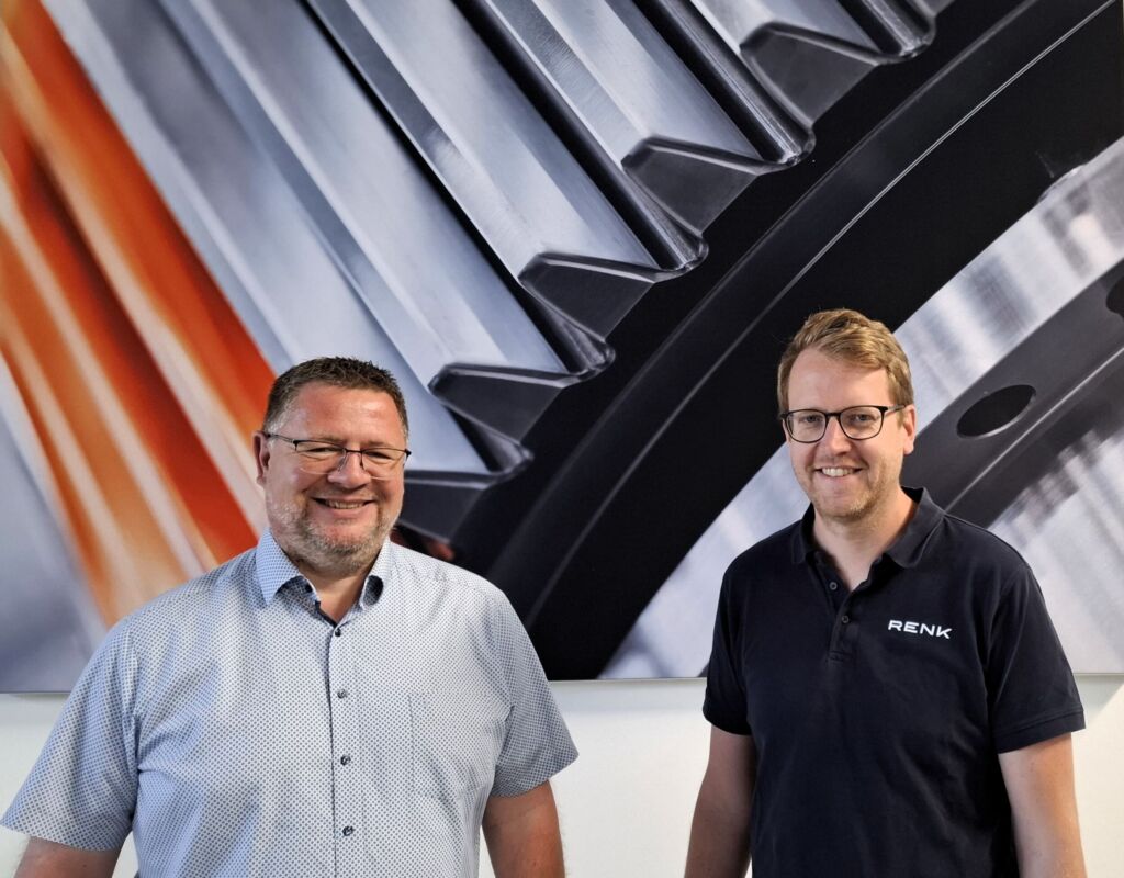 Thorsten Nolte - Sales Engineer bei R&ouml;hm - zusammen mit Carsten Jaeger (Meister Fertigung, rechts) im Werk Rheine der RENK Group.
