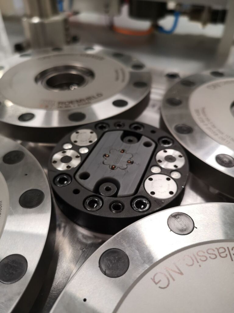 Eine wichtige Voraussetzung f&uuml;r eine durchg&auml;ngige Digitalisierung der Spannvorrichtung ist die zuverl&auml;ssige &Uuml;bertragung elektrischer Signale. Die Roemheld Gruppe bietet aus diesem Grund neben den Medien&uuml;bergaben f&uuml;r &Ouml;l und Druckluft eine prozesssicher kuppelbare elektrische Mediendurchf&uuml;hrung f&uuml;r CNC-Bearbeitungszentren.