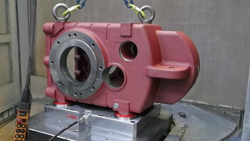 Gussgeh&auml;use, direkt gespannt mit dem Nullpunktspannsystem Stark.balance mit integrierter Ausgleichsfunktion &uuml;ber &plusmn;0,75mm: Damit lassen sich Positionsungenauigkeiten kompensieren.