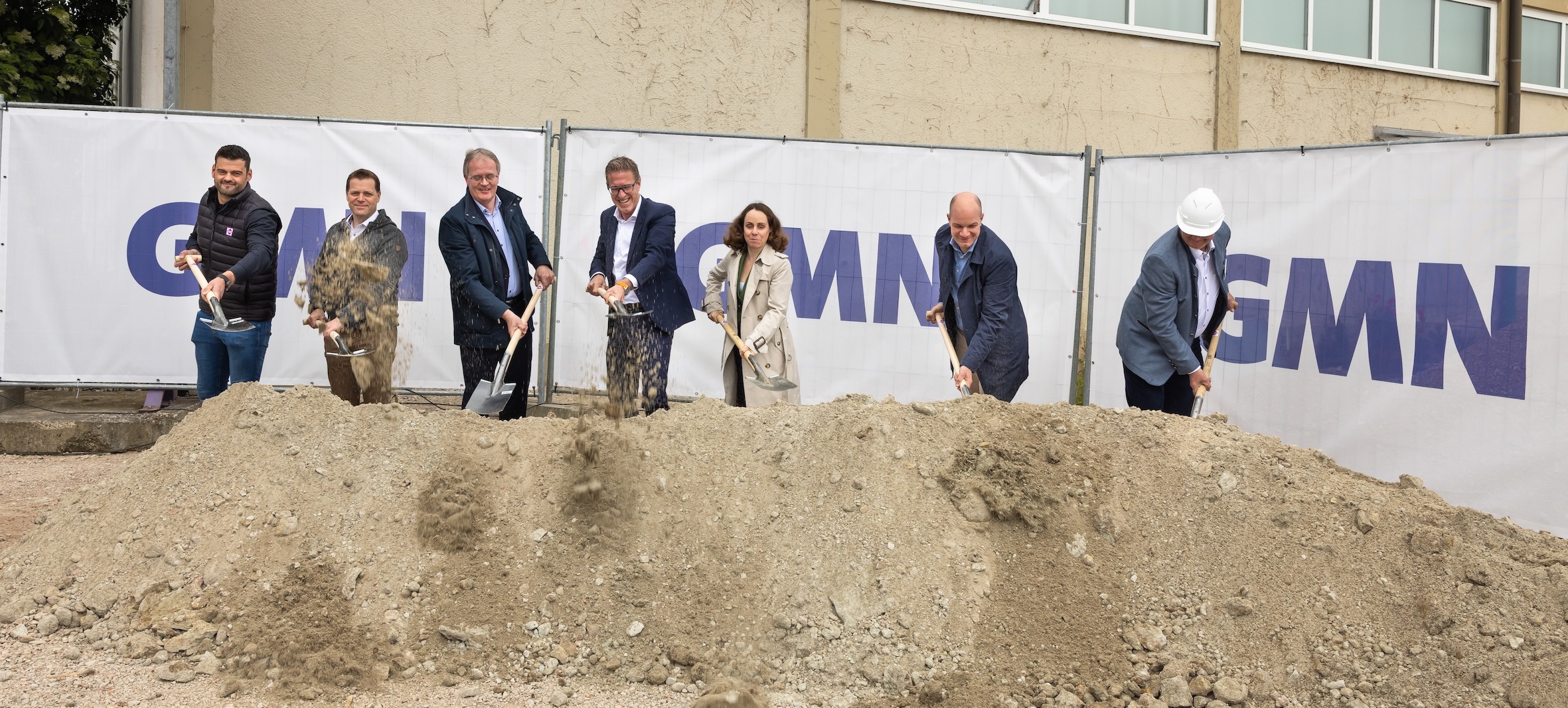 Im Bild (v.l.): Florian Iberl mit Tobias Keller, beide Geschäftsführer Fuchs Bau Süd; GMN-Projektleiter Dr. Edgar Verlemann; Michael Lösch, geschäftsführender Gesellschafter GMN; Dr. Andrea Heilmaier, Wirtschaftsreferentin der Stadt Nürnberg; Dr. Jens Falker, Geschäftsführer GMN und Architekt Franz Holzer.
