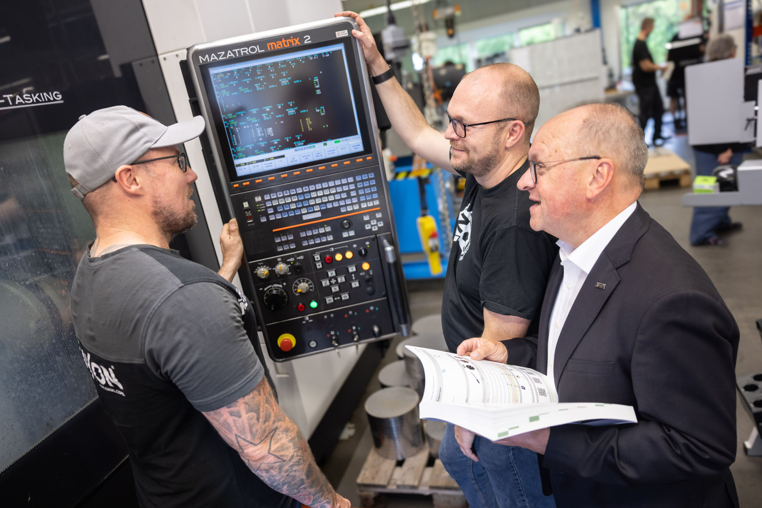 Zerspanungsexperten in ihrem Element (v.l.): Thomas Lomoth, David Willing und Josef Schmidt