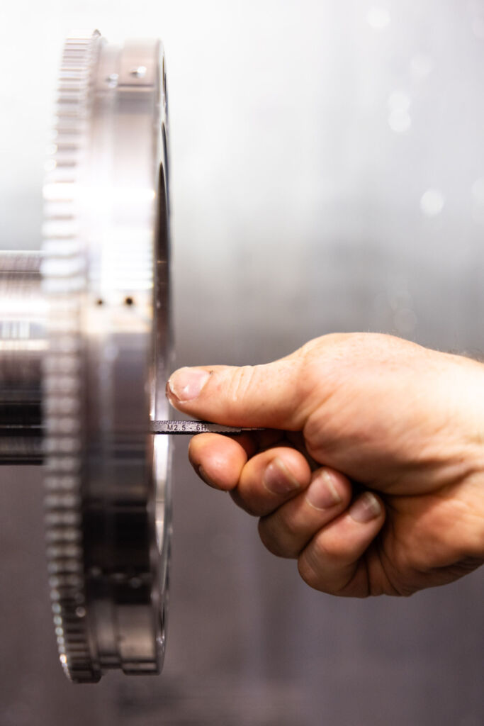 Hohe Abtragswerte und gute Oberflächenqualität: Mit dem Walter Xtra·tec XT M5008 Fräser lässt sich der Zerspanungsprozess des Messtechnik-Bauteils deutlich stabiler und wirtschaftlicher gestalten.