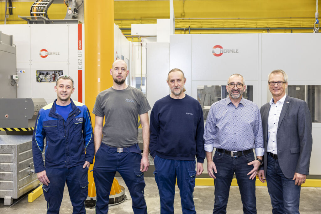 Im Team stets auf der Suche nach mehr Effizienz (von links): CNC-Fr&auml;ser Jonathan Gabel, Leiter CNC-Fertigung Carsten Schmidt, Leiter Instandhaltung Michael Jakob und Betriebsleiter Volker Manz (alle Amag Components Karlsruhe) zusammen mit Andreas Glumpler, Hermle-Vertriebsau&szlig;endienst.