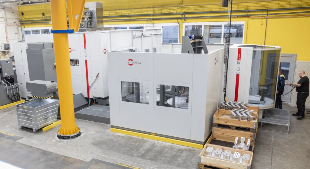 Die C 62 UP dynamic mit angeschlossenem Palettenwechsler PW 3000 entkoppelt sowohl R&uuml;st- als auch Bearbeitungszeiten und steigert damit die Produktivit&auml;t deutlich. 