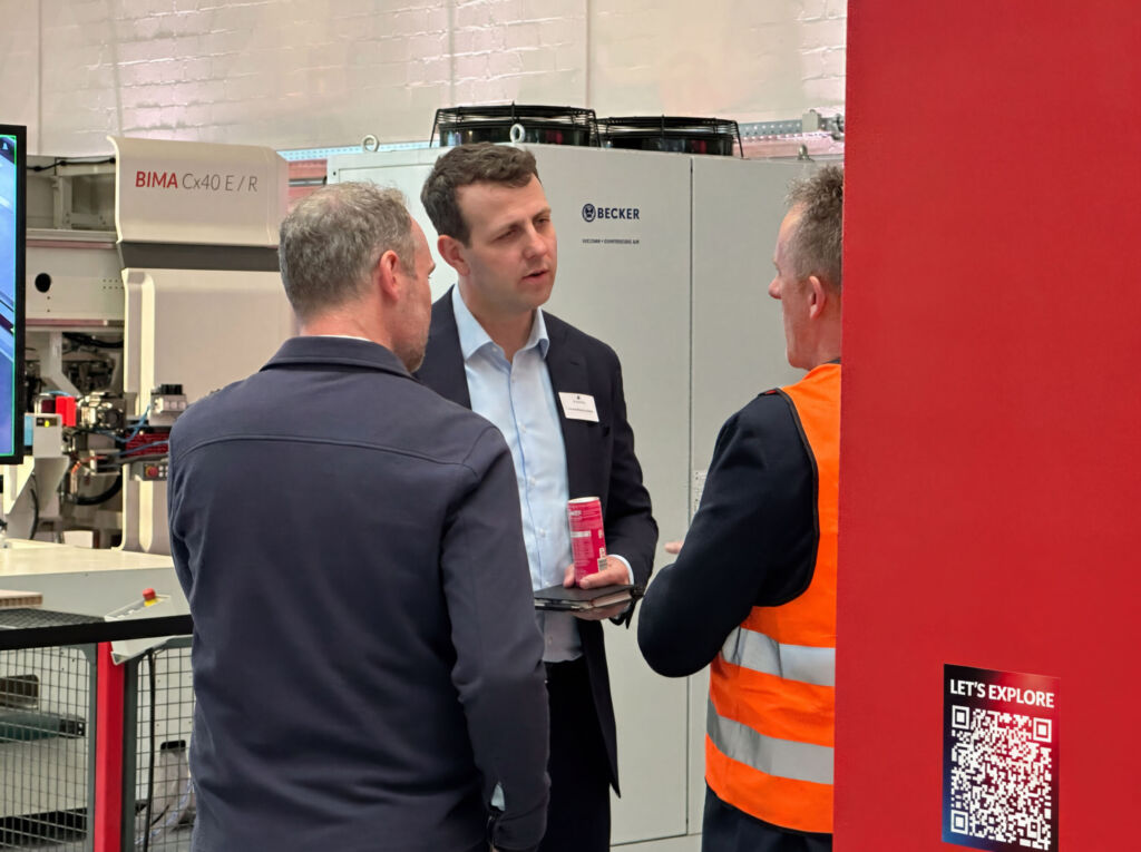 Dialog beim Open House 2026 von IMA Schelling Lübbecke: CEO Maximilian Lehner setzt auf den engen Austausch mit Kunden, „denn Zukunft entsteht dort, wo Technologie nicht nur präsentiert, sondern gemeinsam im Prozess weitergedacht wird.“