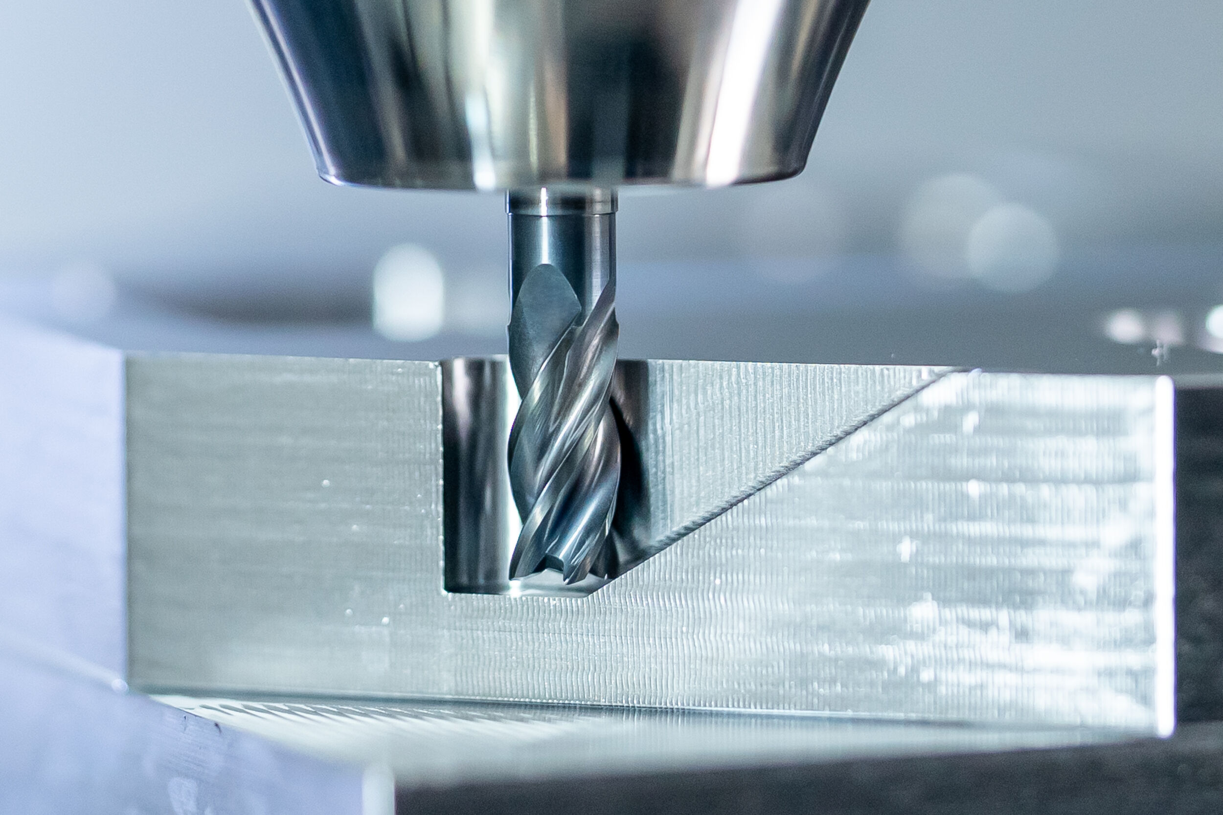 Pocket 1: Mit neuen, vierschneidigen Varianten für die Stahl-, Guss- und Aluminiumbearbeitung erweitert Mapal das Portfolio des vielseitig einsetzbaren OptiMill-HPC-Pocket um besonders leistungsfähige Ausführungen.