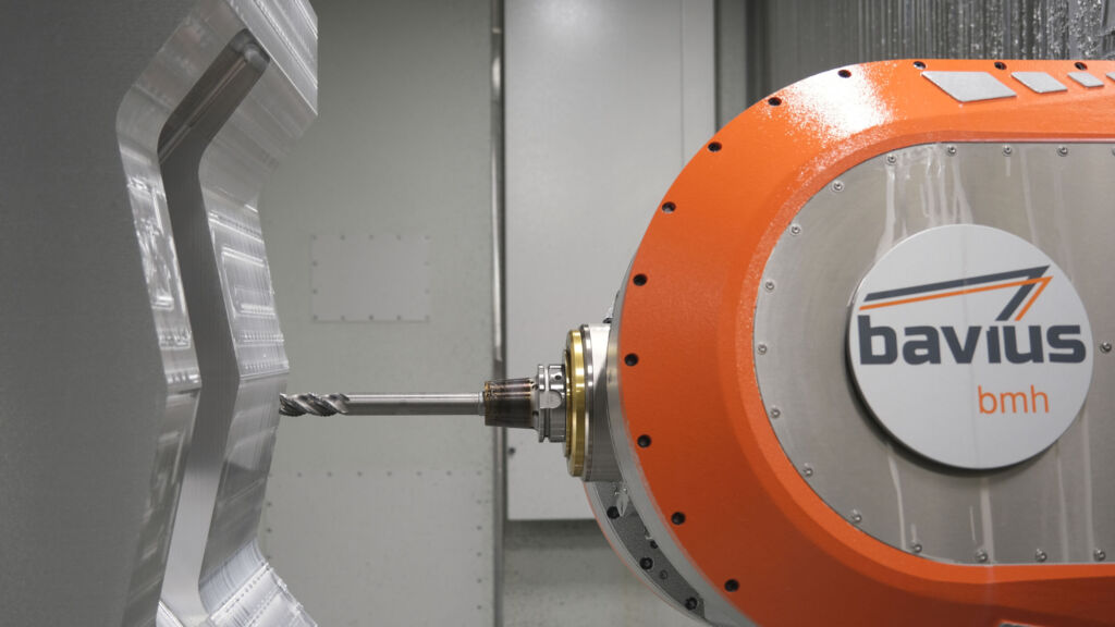 Mit MegaAlu-Vollhartmetallfr&auml;sern in L&auml;ngen von 5xD bis 8xD reduzierte Bavius die Eckradien und schruppte die Tasche auf ihre Endtiefe von 260mm. 