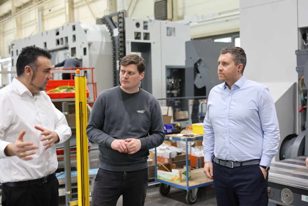 Besprechen die letzten Einzelheiten des Tests (v.l.): Anton Kress, Produktspezialist Fr&auml;sen bei Iscar, mit Stefan Diem, Anwendungstechniker, und Dominik Merz, Director Global Sales | Applications (beide Bavius). 