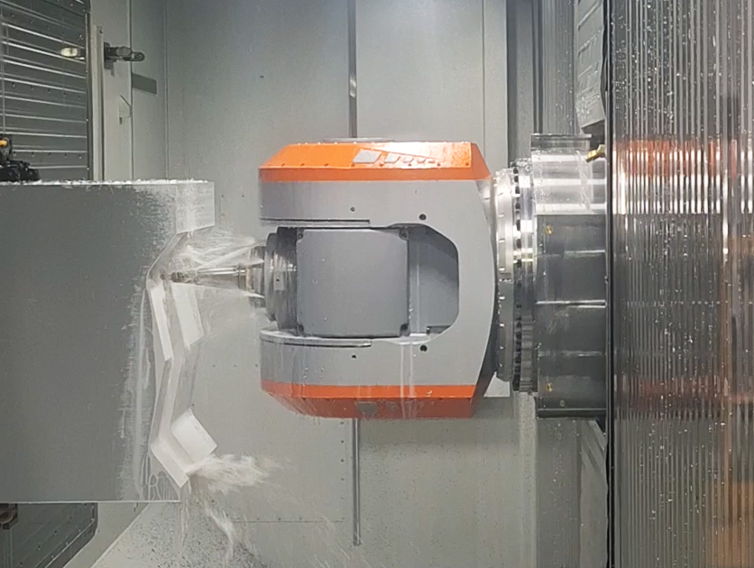 Das Horizontal-Bearbeitungszentrum mit dem Bavius Gabelfr&auml;skopf bmh 3 ist f&uuml;r die hochvolumin&ouml;se Aluminium-Zerspanung ausgelegt und brachte die Tasche in nur drei Stunden prozesssicher ein. 