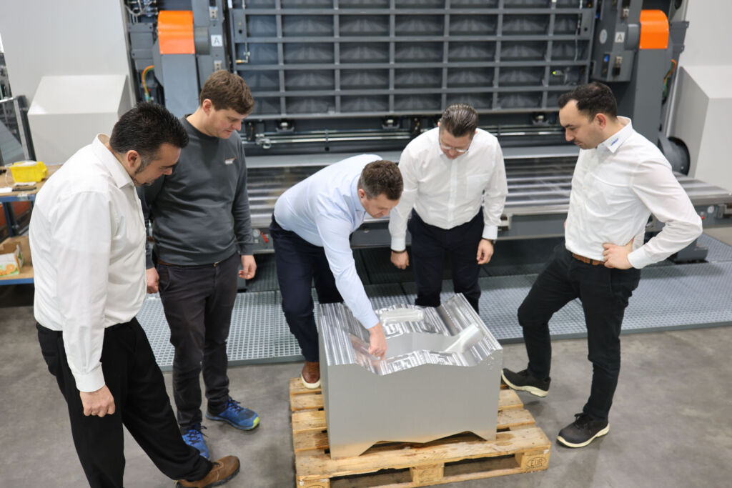 Begutachten das Testergebnis (v.l.): Anton Kress, Produktspezialist Fr&auml;sen bei Iscar, Stefan Diem, Anwendungstechniker, Dominik Merz, Director Global Sales | Applications (beide Bavius), Michele Piccolantonio, Beratung und Vertrieb Ausr&uuml;stungsprojekte und Calogero La Quatra, Produktspezialist Multi Master, Solid Carbide und PCD-Tools, beide Iscar. 