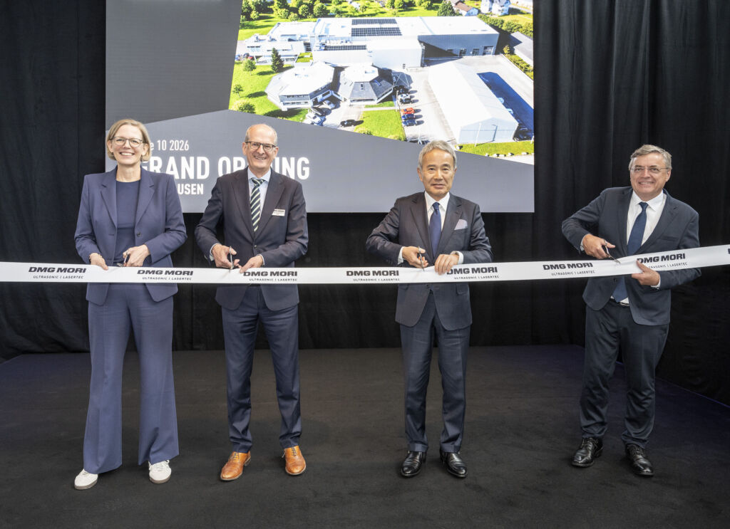 Grand Opening (v.l.): Staatssekret&auml;rin Simone Schneider, Patrick Diederich, Dr.-Ing. Masahiko Mori und Alfred Gei&szlig;ler er&ouml;ffnen feierlich die neuen Fl&auml;chen.