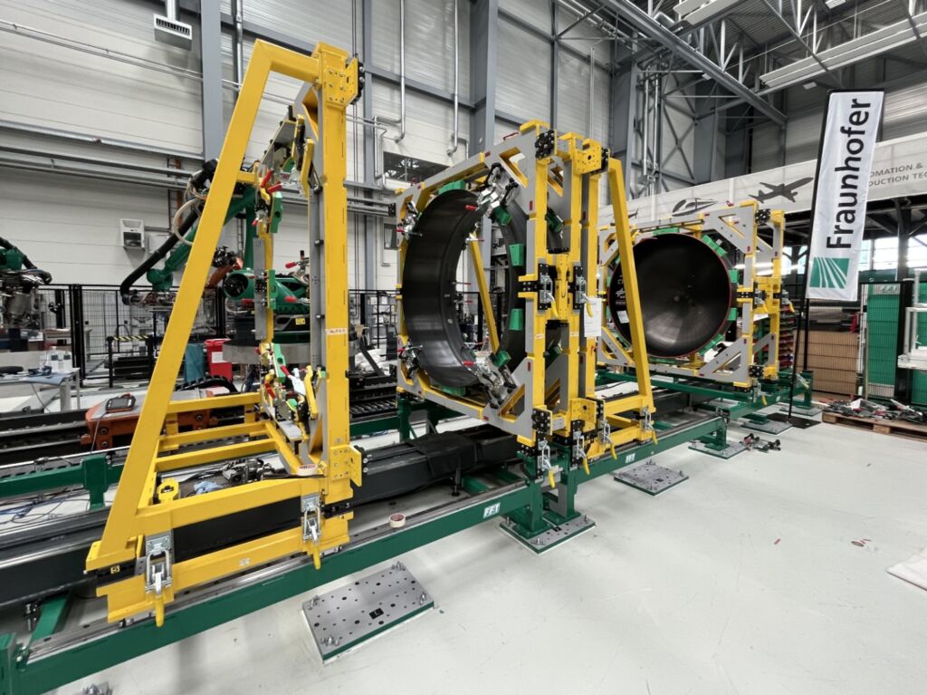 'Hytank‘: ein Meilenstein in Richtung zukünftiger serieller Fertigung von leichten CFK-Wasserstofftanks für den Flugbetrieb – flexible, modulare, automatisierte Montageanlage (FFT Produktionssysteme).