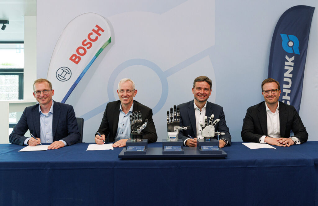 Startpunkt der Entwicklungskooperation zwischen Schunk und Bosch: J&uuml;rgen M&uuml;ller (CEO, Robert Bosch Robotics), Dr. Stefan Waschul (Fertigungsvorstand des Gesch&auml;ftsbereichs Vehicle Motion, Robert Bosch), Timo Gessmann (CTO, Schunk) und Falk B&auml;urle (COO/CFO, Schunk) bei der Vertragsunterzeichnung. 