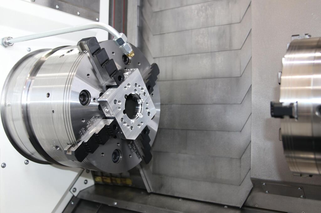 Das neue Backenschnellwechselfutter Rota THW3 2+2 spannt jegliche Werkst&uuml;ckgeometrie flexibel und r&uuml;stzeitarm.