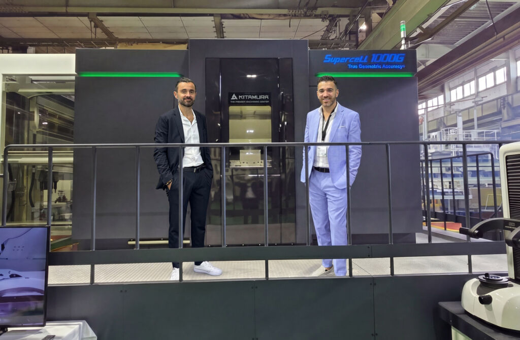 Die Aro-Tec Gesch&auml;ftsf&uuml;hrer Sebastian Lebioda und Petrus Ogur vor einer der Werkzeugmaschinen von Kitamura, die das Angebot des Bielefelder Unternehmens nun vervollst&auml;ndigen.