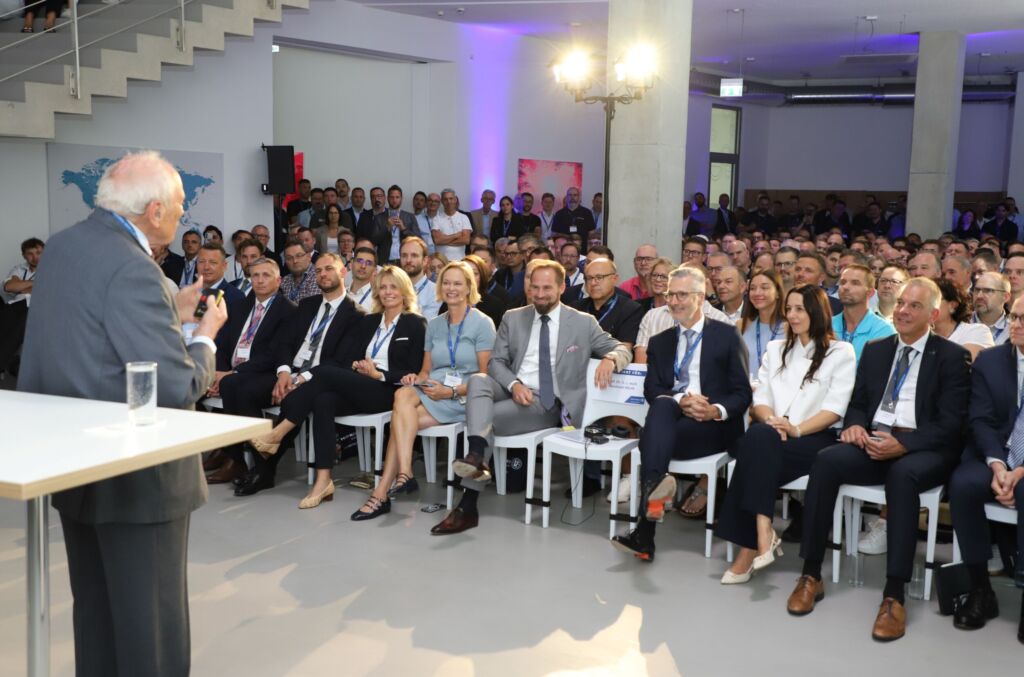 Prof. Dr. h.c. mult. Reinhold Würth motivierte in seinem Impulsvortrag zu lösungsorientiertem Handeln.