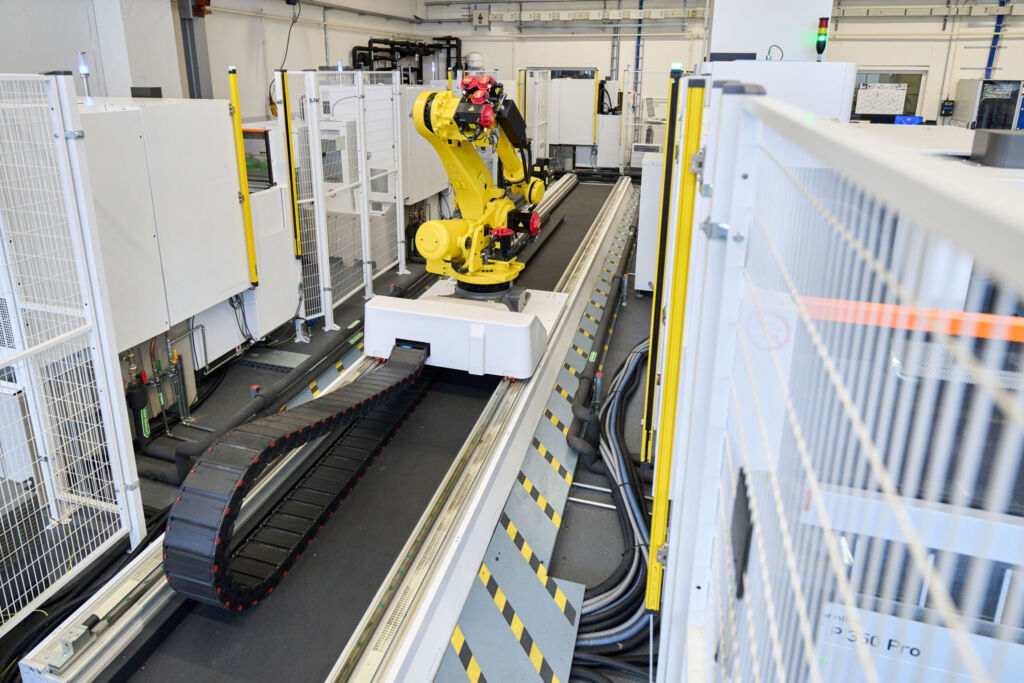 Autonom hochproduktiv: Bei Everllence in Augsburg bearbeitet eine mit zentralem Roboter vollständig automatisierte Fertigungszelle auf sechs Drahterodiermaschinen Cut P 350 Pro von United Machining zuverlässig und genau Komponenten aus schwer zerspanbaren Werkstoffen für große Turbolader.