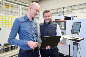 Haben gemeinsam eine wegweisende, wirtschaftliche und höchst prozesssichere Fertigung schwierig zu bearbeitender Bauteile geplant und realisiert: Bernd Fuchsschwanz (l.), Investitionsplaner und Projektleiter bei Everllence in Augsburg, und Michel Eder, Projektleiter bei United Machining Germany.