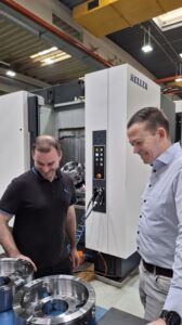 Magnus Strobel, Produktionsleiter Dillingen, und Maschinenbediener Norbert Ertl (l.) im persönlichen Austausch vor der Heller HF5500 mit der 4-fach-Spannmittellösung. Der Bauteildurchmesser für die Handspannfutter Duro-M umfassen in der gezeigten Variante