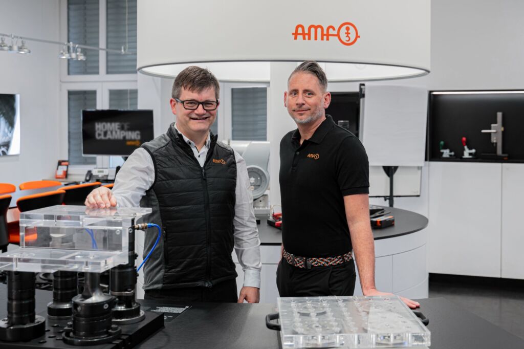 Chris Vogel, Leiter Key Account Projekte International bei AMF: "Wir erhalten schon seit längerem immer häufiger Anfragen nach umfangreichen Lösungen, die weit über ein einzelnes Spannprodukt hinausgehen." Projektleiter Thomas Kirchner (l.): "Vor allem durch ständig sinkende Losgrößen und gleichzeitig größere Teilevielfalt ist mehr Flexibilität gefordert, die ein einzelnes Spannelement alleine gar nicht leisten kann."