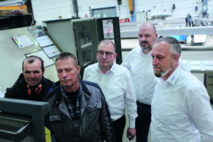 Verfolgen den Bohrprozess mit gespitzten Ohren (v.l.): Fertigungsleiter Reinhard Kübelböck, Maschinenbediener Matthias Fichner, beide Stahlbau Wegscheid, Patrick Muller, Product Manager Drilling, Anwendungstechniker Armin Zillner und Hubert Fischer, Berat