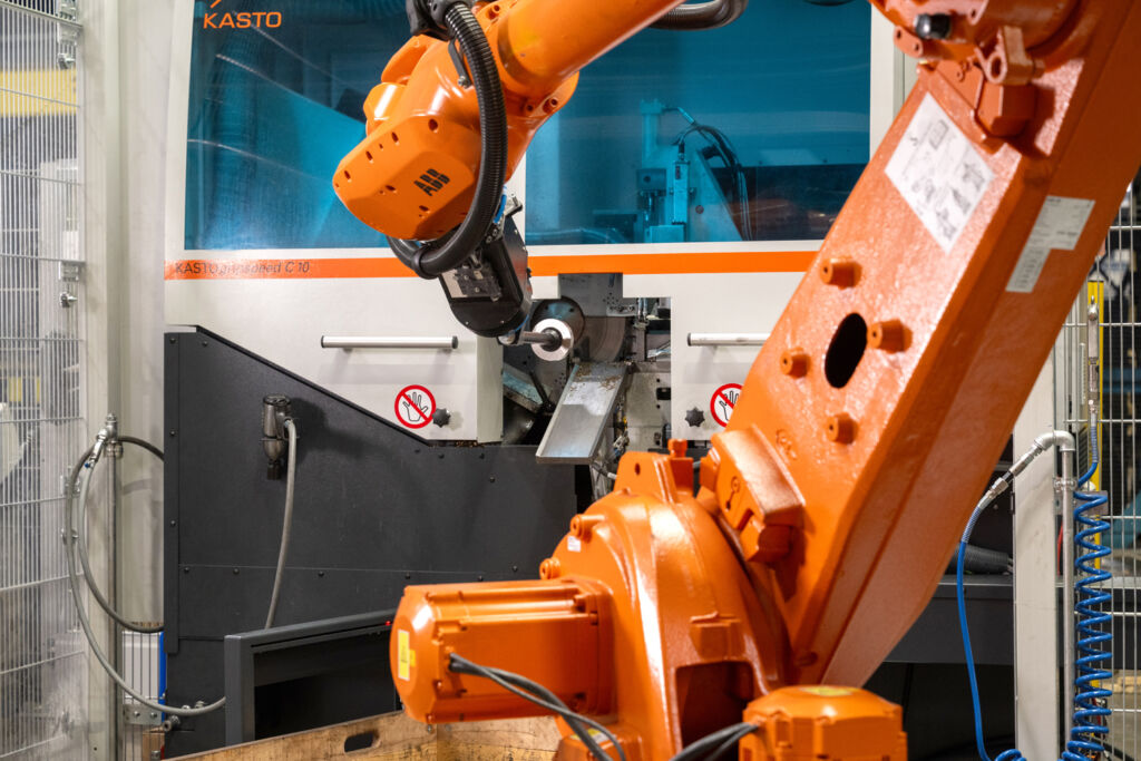 Die Kombination aus S&auml;ge und Roboter gestattet eine prozesssichere Produktion - 
ohne manuelle Eingriffe.