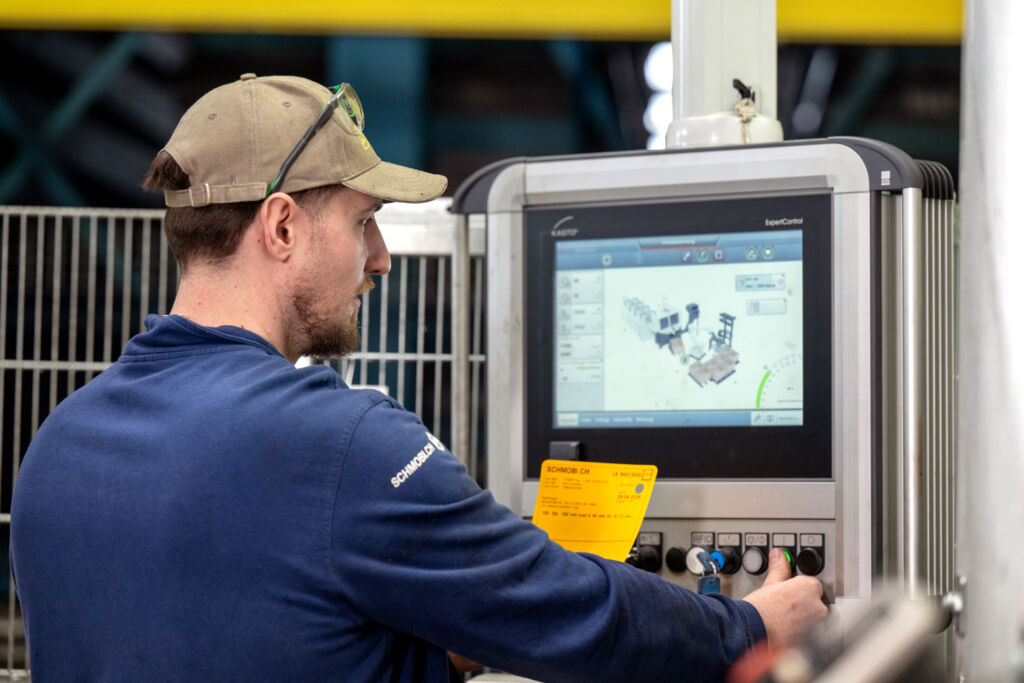 W&auml;hrend der Roboter repetitive Arbeiten &uuml;bernimmt, k&ouml;nnen sich die Bediener auf das Monitoring und die Steuerung der automatisierten Anlage konzentrieren.
