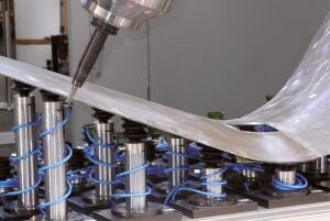 Für Aerospace und andere Branchen ist FSS gedacht, das flexible Spannsystem für wechselnde Freiformflächen.