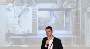 Martin Buyle, CEO von Starrag, bei der Eröffnungsrede der 26. Aerospace & Turbine Technology Days am Bodensee.