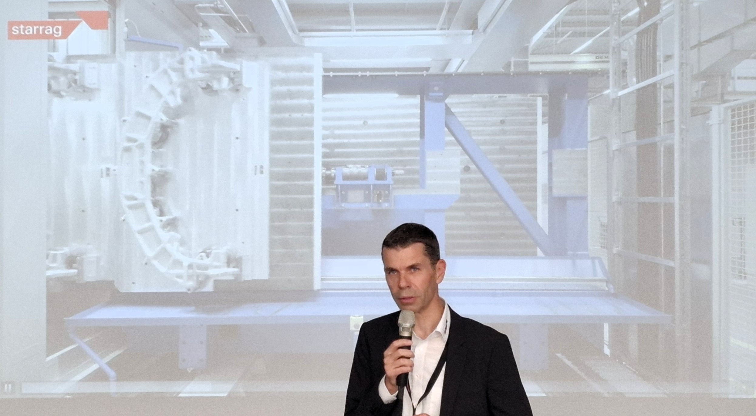 Martin Buyle, CEO von Starrag, bei der Eröffnungsrede der 26. Aerospace & Turbine Technology Days am Bodensee.