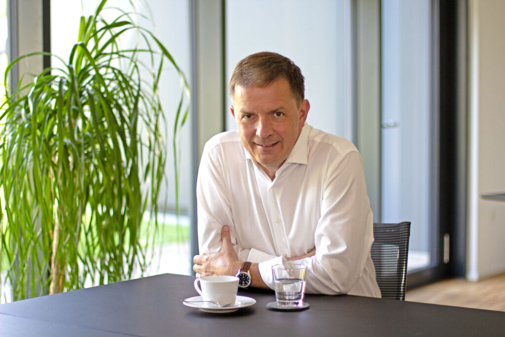 "Fertigungsmesstechnik, wie wir sie herstellen, ist heute weit mehr als ein Mittel zur Qualit&auml;tssicherung im Prozess. Sie wird zunehmend als Werkzeug verstanden, das Automatisierung vorantreibt - und sie an vielen Stellen &uuml;berhaupt erst m&ouml;glich macht", sagt Alexander Blum, Vorsitzender der Gesch&auml;ftsf&uuml;hrung bei Blum-Novotest.