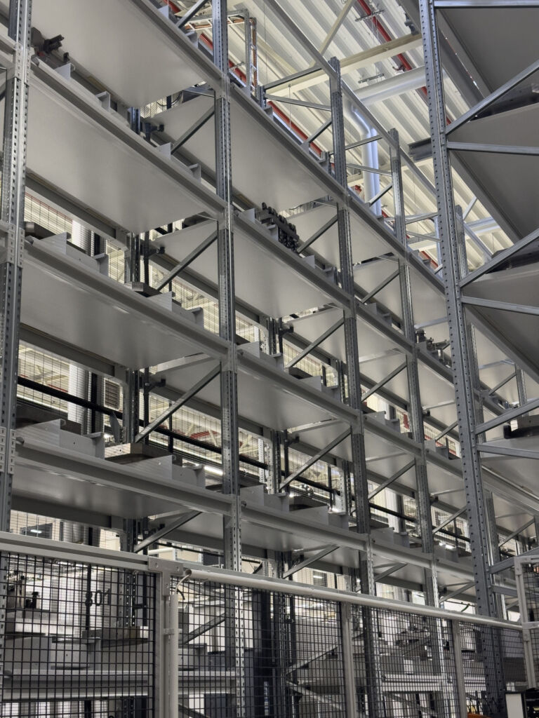 Ein Highlight der neuen Produktionshalle ist das automatisierte Paletten-Hochlager, das Teil des hochmodernen Automatisierungs- und Datenkonzeptes ist.