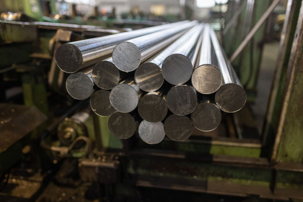 Beim Schäldrehen gilt es, Stäbe mit harten 'Krusten' - den gewalzten oder geschmiedeten Randschichten - zu bearbeiten, was hohe Anforderungen an Hartmetallgüte und -sorte der eingesetzten Werkzeuge stellt und gleichzeitig extrem hohen Verschleiß verursach