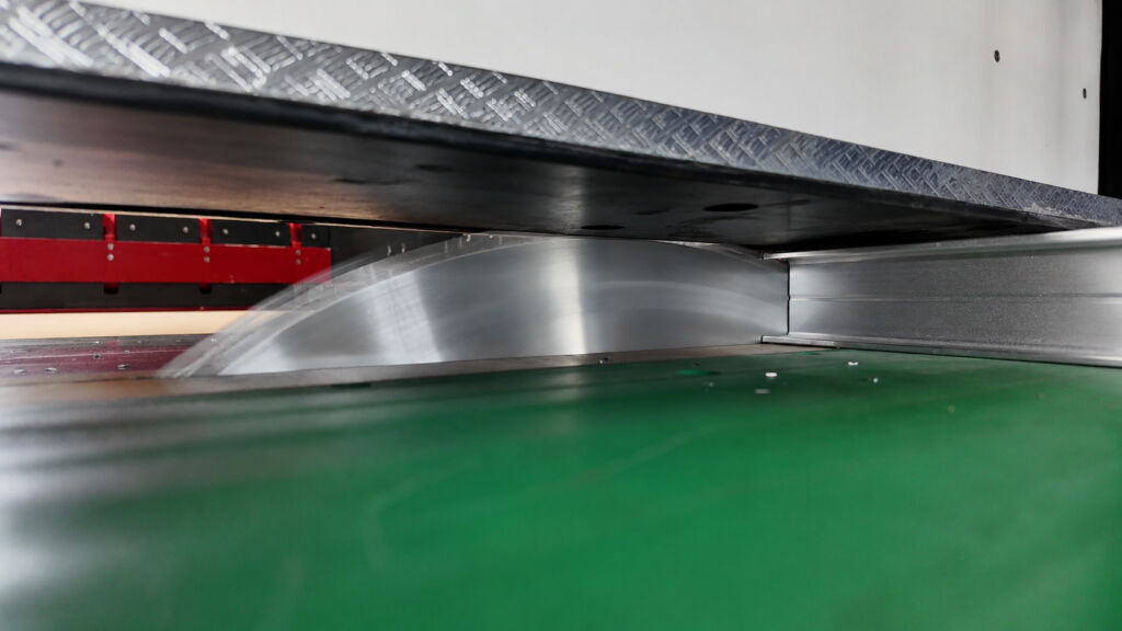 Hohe Flexibilit&auml;t: Ob sensible Kleinteile oder massive Hohlprofile - die xm 250 passt die Druckkr&auml;fte vollelektronisch und besch&auml;digungsfrei an das Material an. 