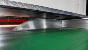 Hohe Flexibilität: Ob sensible Kleinteile oder massive Hohlprofile - die xm 250 passt die Druckkräfte vollelektronisch und beschädigungsfrei an das Material an.
