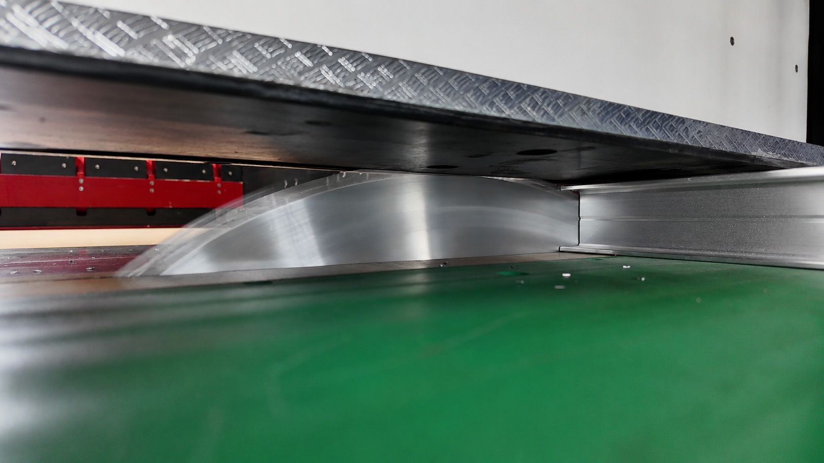 Hohe Flexibilität: Ob sensible Kleinteile oder massive Hohlprofile - die xm 250 passt die Druckkräfte vollelektronisch und beschädigungsfrei an das Material an.