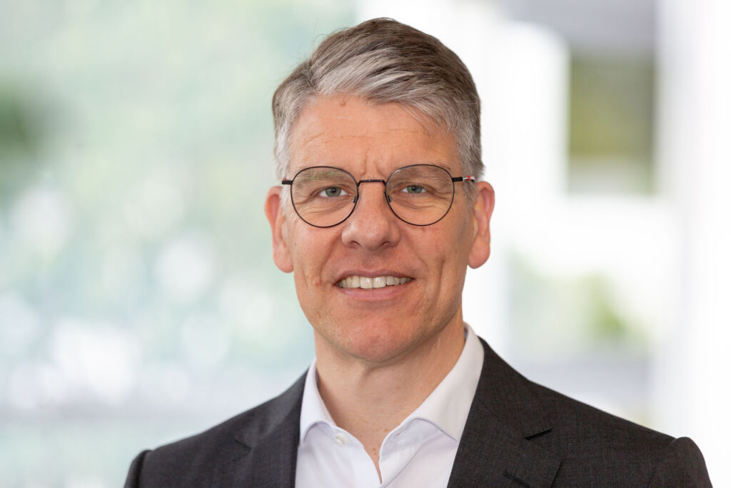 "Das Umfeld war anspruchsvoll und bleibt anspruchsvoll. Umso wichtiger ist es, dass wir uns auf die Dinge konzentrieren, die wir selbst beeinflussen k&ouml;nnen. Genau das haben wir getan und Mapal konsequent weiterentwickelt", betont der gesch&auml;ftsf&uuml;hrende Direktor Dr. Jochen Kress. 