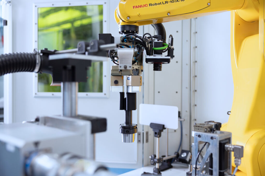 Produktionsschritte, die am Ende einer bereits hochproduktiven Fertigung erfolgen - beispielsweise das Laserbeschriften - werden leicht zu Engp&auml;ssen. Eine Automation lohnt sich hier oft besonders. 