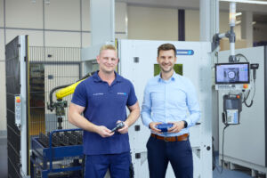 Martin Stürmlinger, Meister im Finishing, und Steffen Gotzmann, Produktionsleiter am Schunk-Standort Lauffen (r.), sind sich sicher: Eine Automation wird insbesondere dann erfolgreich, wenn die Produktionsmitarbeitenden von Beginn an eng in den Prozess eingebunden sind.