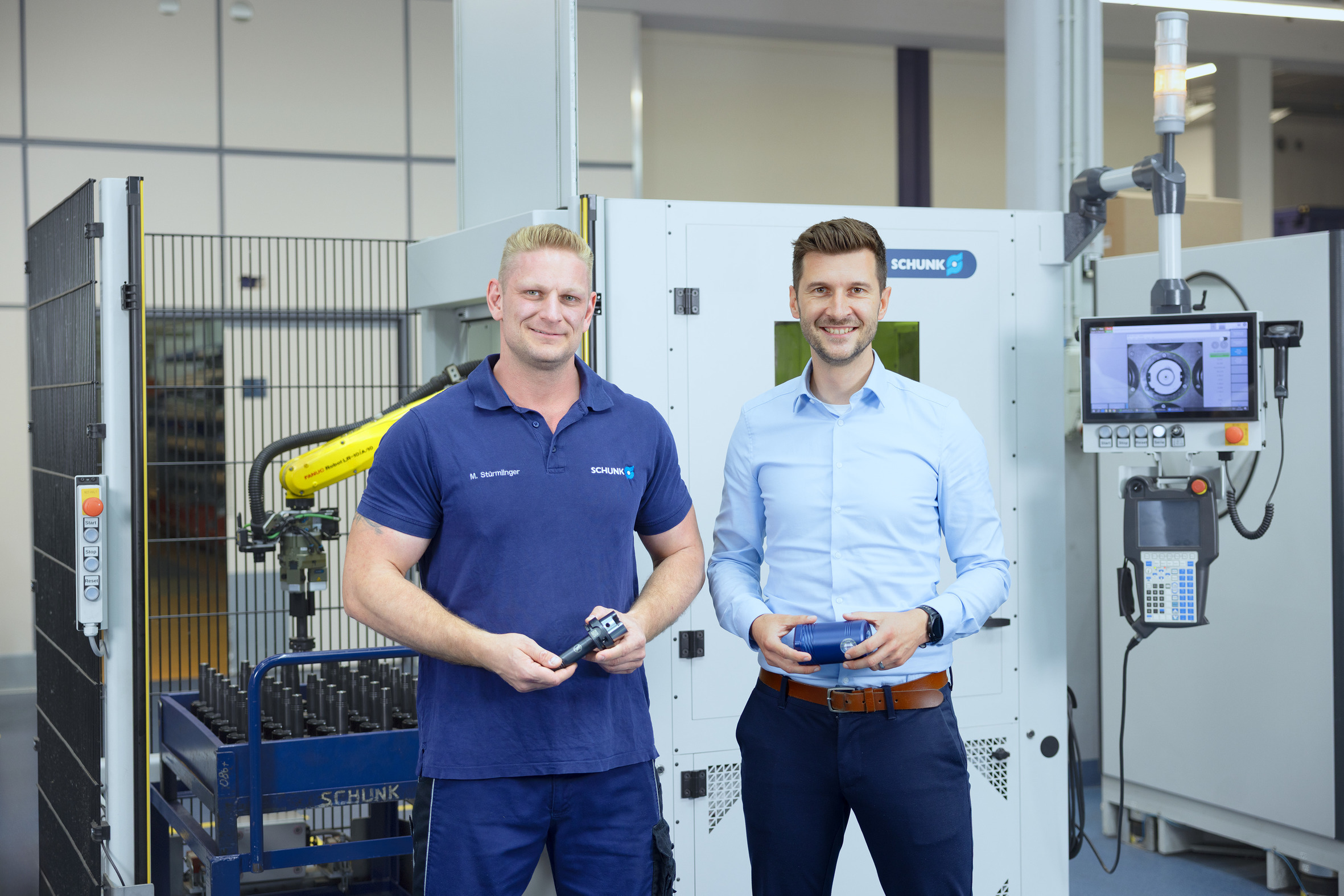 Martin Stürmlinger, Meister im Finishing, und Steffen Gotzmann, Produktionsleiter am Schunk-Standort Lauffen (r.), sind sich sicher: Eine Automation wird insbesondere dann erfolgreich, wenn die Produktionsmitarbeitenden von Beginn an eng in den Prozess eingebunden sind.