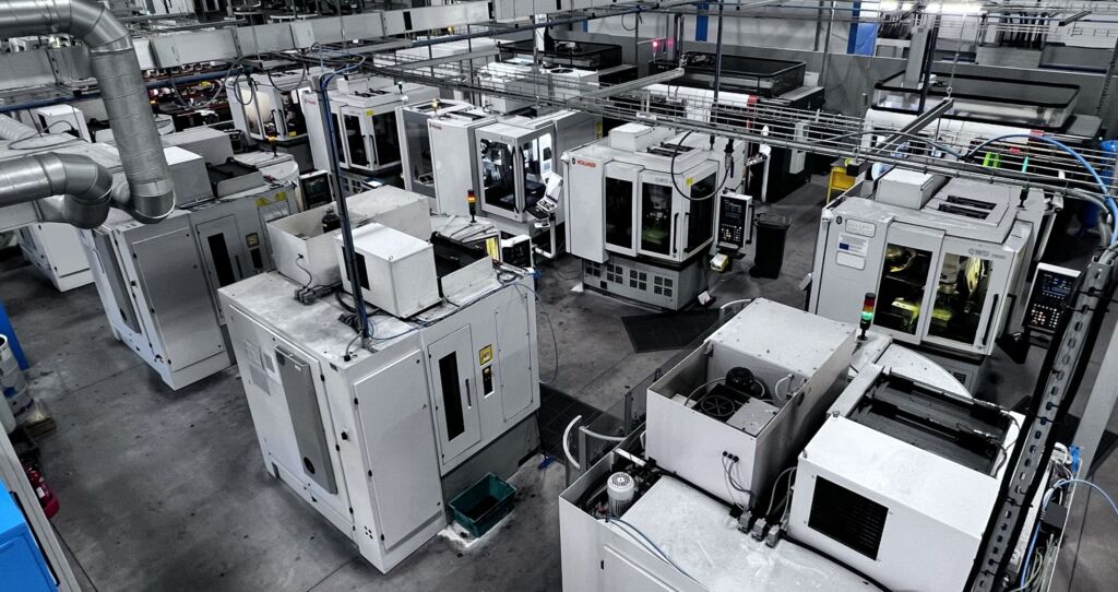 Blick in die Produktion von Exactaform: Neun Vollmer Drahterodiermaschinen arbeiten in einer vernetzten Fertigungszelle f&uuml;r die Herstellung von Pr&auml;zisionswerkzeugen. 