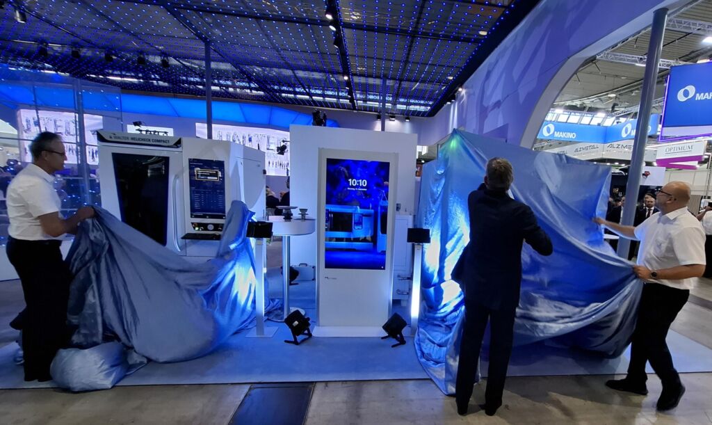 Zwei absolute Messe-Highlights auf der AMB: Die Helitronic Fusion und die Helicheck Compact von Walter Maschinenbau w&auml;hrend ihrer Enth&uuml;llung am Stand von United Machining Solutions.