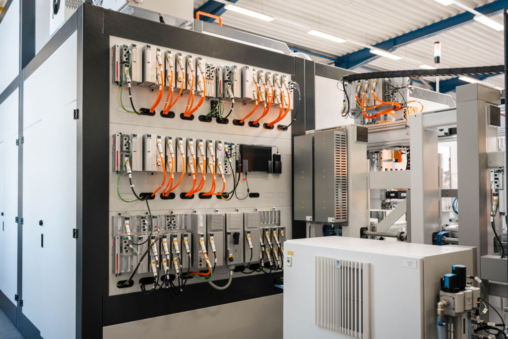 Schirmer liefert alle Bearbeitungszentren mit dem modularen und steckbaren schaltschranklosen Steuerungskonzept 'MX-Automation' von Beckhoff. Der Kunde profitiert von der Platzersparnis im Maschinenlayout, von einer besseren Einsehbarkeit der Prozesse w&auml;hrend der Produktion sowie von Vorteilen bei der Diagnose und Wartung.